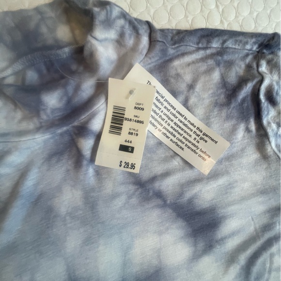 Aeropostale. Sz Small. Crop Top.. Small hole Rt arm. - Picture 10 of 16
